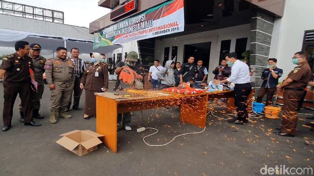 Bong Bentuk Dot Bayi hingga Pedang Tulisan Arab Dimusnahkan Kejari