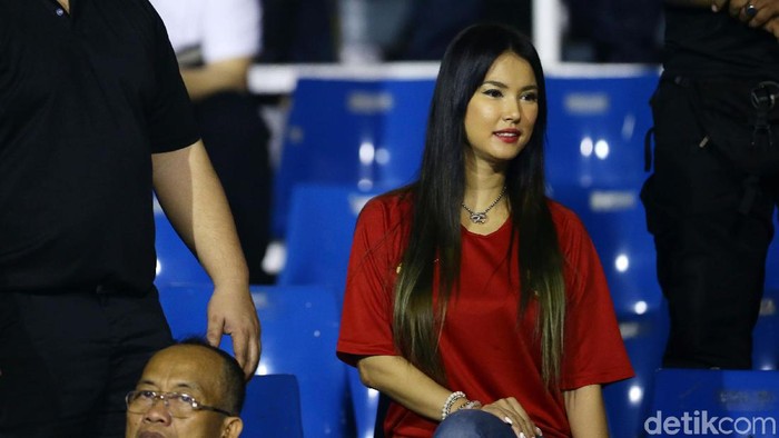 Mantan bintang aktor film dewasa asal Jepang Miyabi kembali hadir ke Rizal Memorial Stadium untuk menyaksikan pertandingan final Sepakbola antara Indonesia melawan Vietnam, Manila, Filipina, Selasa (10/12/2019).