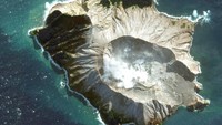 Gunung berapi yang berada di kawasan wisata tersebut diketahui tengah dikunjungi sejumlah turis dan warga lokal. Perdana Menteri (PM) Jacinda Ardern menyebut sejumlah turis sedang berada di dalam atau di dekat Pulau Putih atau White Island saat erupsi terjadi. Satellite image ©2019 Maxar Technologies via AP.