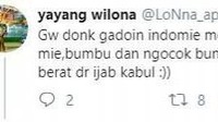 Netizen yang satu ini tidak sempat memasak mie instannya. Alhasil, ia malah makan mie mentah. Kebayang dong gimana berisiknya membuka kemasan plastik mie instan ini saat suasana bioskop sedang hening. Foto: twitter