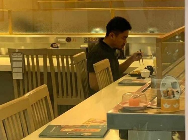 Guru Ini Asyik Makan Sendiri, Netizen: Makan Sendirian Bukan Berarti Kesepian Guru Ini Asyik Makan Sendiri, Netizen: Makan Sendirian Bukan Berarti Kesepian