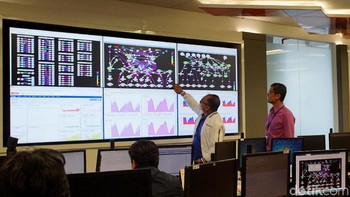Plt. Chief Teknologi Officer XL Axiata, I Gede Darmayusa bersama dengan Head Telco Service Operation XL Axiata, Hendrik menunjukkan kondisi jaringan XL Axiata di seluruh Indonesia bisa dipastikan aman.