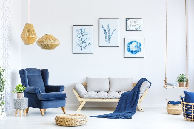 Menurut Pantone, warna biru Classic Blue (19-4052) menjadi tren warna 2020. Untuk interior, Anda bisa mengaplikasikannya untuk ruang tamu sebagai aksen. (Foto: iStock)