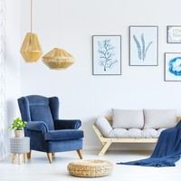 Menurut Pantone, warna biru Classic Blue (19-4052) menjadi tren warna 2020. Untuk interior, Anda bisa mengaplikasikannya untuk ruang tamu sebagai aksen. (Foto: iStock)