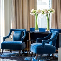 Menurut Pantone, Classic Blue adalah warna yang menentramkan hati dan membawa kedamaian. Untuk sentuhan yang elegan, Anda bisa memilih interior berwarna biru tersebut dalam material velvet seperti kursi bergaya klasik-modern ini. (Foto: iStock)