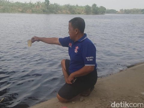 Sungai Bengawan Solo yang hitam kecokelatan