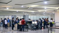 Penerbangan pertama yang melalui terminal baru yaitu Lion Air JT311 tujuan Jakarta pukul 06.00 WITA. Sedangkan kedatangan perdana yang melalui terminal baru ini yaitu Garuda Indonesia GA 530 dari Jakarta yang mendarat pukul 07.25 WITA.