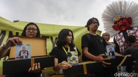 Dalam aksinya mereka menebarkan kembang tujuh rupa, sebagai penghormatan terhadap para korban pelanggaran HAM.