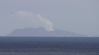 Gunung api itu diketahui memuntahkan sejumlah besar abu dan kepulan uap panas ke udara. Mark Baker/AP Photo.