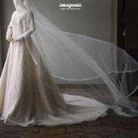 Tidak ketinggalan veil panjang yang menjuntai dari hijabnya kian memaksimalkan gaya Citra Kirana yang berkonsep pengantin modern. Riasan wajah polesan Bennu Sorumba ikut menyempurnakan momen gaya sang pengantin. (Foto: Instagram/@citrakirana)