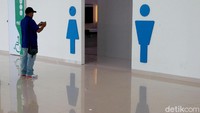 PT Angkasa Pura I (Persero) secara resmi mulai mengoperasikan terminal baru Bandara Internasional Syamsudin Noor di Banjarmasin. Kondisi toilet yang modern tercermin sejak dari depan ini.