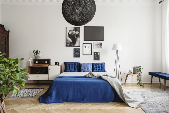Inspirasi interior kamar tidur dengan sentuhan Classic Blue sebagai tren warna 2020. (Foto: iStock)