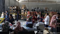 Sejumlah petugas mendata beragam produk kosmetik dan obat ilegal yang diamankan di gudang di kawasan Jakarta Utara tersebut.