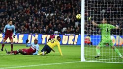 Gol Ogbonna Buat Arsenal Tertinggal dari West Ham di Babak I Gol Ogbonna Buat Arsenal Tertinggal dari West Ham di Babak I