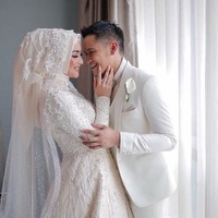 Sebelumnya di prosesi ijab kabul yang berkonsep adat Sunda, Citra Kirana cantik berkebaya dengan ekor yang panjang. Sebagai bawahan, kain batik bermotif klasik menjadi padanan. (Foto: Instagram/@anchawedding)