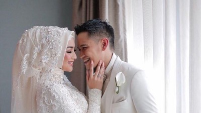 Inspirasi Gaun Pengantin Putih Citra Kirana di Resepsi Pernikahan