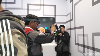 Pun begitu, pengunjung Inno Day 2019 bisa menjajal langsung AR Glass besutan Oppo. Foto: Aisyah Kamaliah/detikINET