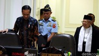 Presiden Joko Widodo dan Wakil Presiden Maruf Amin memasuki ruangan rapat.