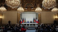 Seusai pertemuan, mereka memberikan jumpa pers. Ludovic Marin/Pool via AP.
