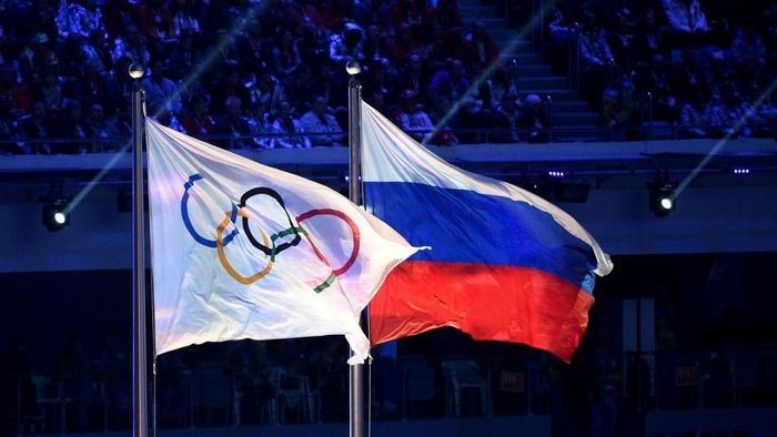 Bendera Rusia dan Bendera Netral (FILES) This file photograph taken on February 23, 2014, shows the Olympic flag and the Russian flag flying during the Closing Ceremony of the Sochi Winter Olympics at the Fisht Olympic Stadium in Sochi. - The World Anti-Doping Agency (WADA) decided on December 9, 2019, to exclude Russia from the Olympic Games for four years, including Tokyo-2020 and Beijing-2022, to sanction the falsification of test data submitted to the agency, a WADA spokesman said after the Executive Committee meeting in Lausanne (Photo by Andrej ISAKOVIC / AFP)