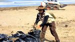 Warga dan TNI Bahu Membahu Bersihkan Sampah di Pantai Loji