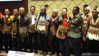 Luasnya wilayah Papua itu membuat dirinya berharap provinsi Papua Selatan bisa direalisasikan. Benediktus mengatakan wilayah selatan Papua bisa membangun dengan caranya sendiri.