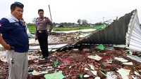 Saat ini di sekitar lokasi telah dipasang garis polisi.