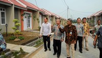 Kepala Kantor Wilayah I PT Bank Tabungan Negara (Persero) Tbk. Manahan Hutapea mendampingi Direktur Operasi Pusat Pengelolaan Dana Pembiayaan Perumahan, Martanto Boedi Joewono, Direktur Pelaksanaan Pembiayaan Perumahan Kementerian Pekerjaan Umum dan Perumahan Rakyat, Adang Sutara dan Kepala Divisi Subsidized Mortgage Lending Division BTN, Mochamad Yut Penta meninjau akad massal KPR FLPP yang diikuti oleh ratusan debitur di Bekasi, Jawa Barat, Rabu (11/12). Foto: dok. Bank BTN