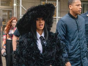 Hebohnya Gaya Cardi B Hadiri Sidang Kasus Perkelahiannya