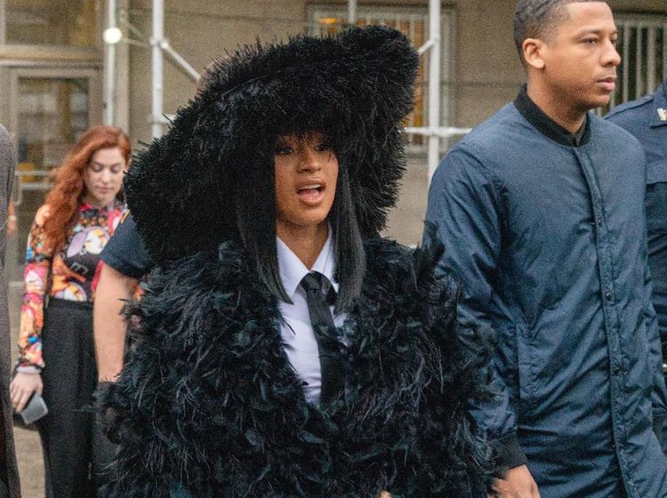 Ini Penampilan Cetar Cardi B Jelang Sidang