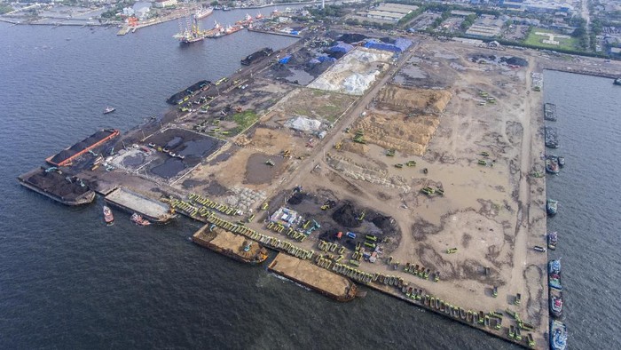 Foto udara dermaga di Pelabuhan Marunda, Jakarta, Rabu (11/12/2019). PT Karya Citra Nusantara (KCN) terus melanjutkan penyelesaian pembangunan dermaga (pier) 2 dan 3 Pelabuhan Marunda yang merupakan Proyek Strategis Nasional dan ditargetkan rampung pada tahun 2023. ANTARA FOTO/Hafidz Mubarak A/wsj.