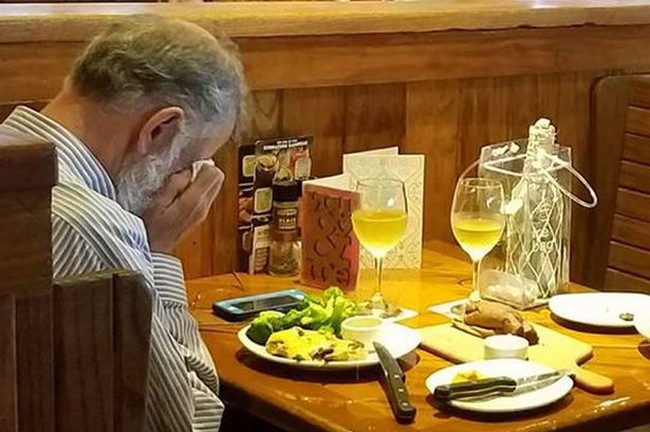 Miris! Kisah Sedih Para Orang Tua yang Makan Sendirian di Restoran