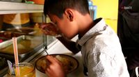 Bikin Haru! Bocah SD Ini Jual Kerupuk Karena Ingin Punya Celana Dalam