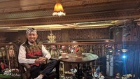 Berpose keren, ini gaya Ade Jigo saat menikmati secangkir kopi di sebuah restoran bergaya mewah. Foto: Instagram @adejigo