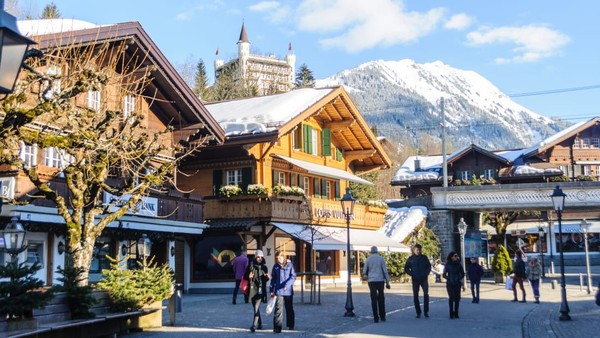 Kota Pegunungan Alpen ini jadi tempat nongkrong terkenal dan memiliki banyak kegiatan khususnya di bulan Januari. Yang pertama dan terpenting adalah Festival Balon Panas Internasional (Foto: CNN) Kota Pegunungan Alpen ini jadi tempat nongkrong terkenal dan memiliki banyak kegiatan khususnya di bulan Januari. Yang pertama dan terpenting adalah Festival Balon Panas Internasional (Foto: CNN)