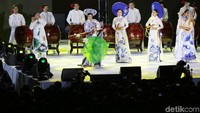Kesenian tradisional juga memeriahkan acara tersebut.