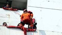 Untuk mengantisipasi terjadinya kebakaran, Plaza Semanggi memiliki tim safety yang setiap hari melakukan pengecekan, monitoring terhadap alat-alat pemadam yang terpasang seperti hydran, selang, tabung APAR, dan lainnya. Tim ini mengantongi sertifikat dari Dinas Penanggulangan Kebakaran dan Penyelamatan.