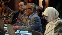 Para calon hakim Konstitusi itu akan diwawancara oleh 5 orang panitia seleksi yang terdiri dari Harjono, Maruarar Siahaan, Alexander Lay, Edward Omar Sharif Hiariej dan Sukma Violetta serta satu orang panelis dari Badan Pembinaan Ideologi Pancasila (BPIP) yang juga guru besar Fakultas Hukum Universitas Diponegoro Prof Aji Samekto.