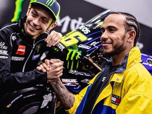 Lewis Hamilton Jatuh Saat Naik Motor Valentino Rossi?