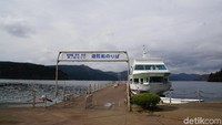 Kamu yang liburan ke Danau Ashi Jepang bisa berkeliling dengan cruise. (Syanti/detikcom)