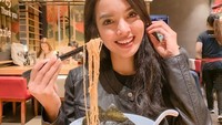  Lewat instagramnya @sisi.asih, dara berambut panjang ini kerap pamer momen makan. Salah satunya ketika asyik makan mie ramen di Sydney ini.  Foto: instagram @sisi.asih