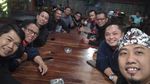Sebelum Menikah Lagi, Ini Kedekatan Ade Jigo dengan Temannya Saat Kulineran