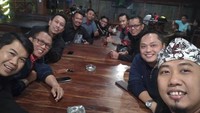 Ade Jigo mengatakan bahwa makan bersama teman-teman adalah cara yang seru untuk mempererat tali persaudaraan. Hal tersebut diungkapkan melalui keterangan foto ini di instagram. Foto: Instagram @adejigo