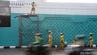 Sejumlah petugas Binar Marga DKI Jakarta tengah sibuk mengecat tembok JLNT Antasari-Blok M, Jakarta, Rabu (11/12/2019).