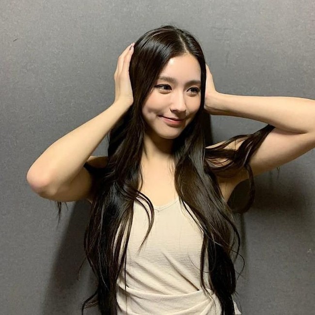 Alasan Miyeon tak bergabung dengan Blackpink sempat menjadi perbincangan. Dilansir Koreaboo, wanita 22 tahun tersebut ketahuan pergi berkencan ke Jepang bersama kontestan MIX & MATCH Jung Jin Hyung yang juga berada di bawah YG Entertainment. Dikabarkan Miyeon kemudian diminta untuk pergi. Foto: Instagram @official_g_i_dle