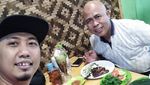 Sebelum Menikah Lagi, Ini Kedekatan Ade Jigo dengan Temannya Saat Kulineran