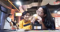 Wow! Cinta dan Nino Kuya Habiskan Roti Bakar Berlapis 24 Karat 