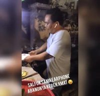 Bikin Ngakak, Tukang Nasi Goreng Ini Masak Sambil Joget Korea 