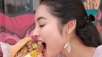Badannya terlihat langsing tapi lihat nih porsi makannya. Setangkup burger ukuran besar siap dilahap Sisi. Yummy! Foto: instagram @sisi.asih