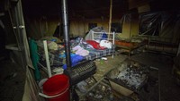 Begini kondisi di bagian dalam salah satu tenda di kamp sementara Vucjak, Bosnia, tempat para imigran tinggal sebelum akhirnya direlokasi ke dekat Sarajevo. Almir Alic/AP Photo.